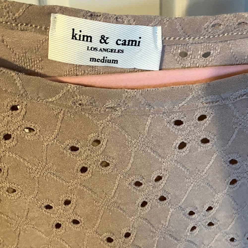 Kim & Cami Short Sleeve Ruffle Top Floral Outline M Mauve Beige - Picture 3 of 5